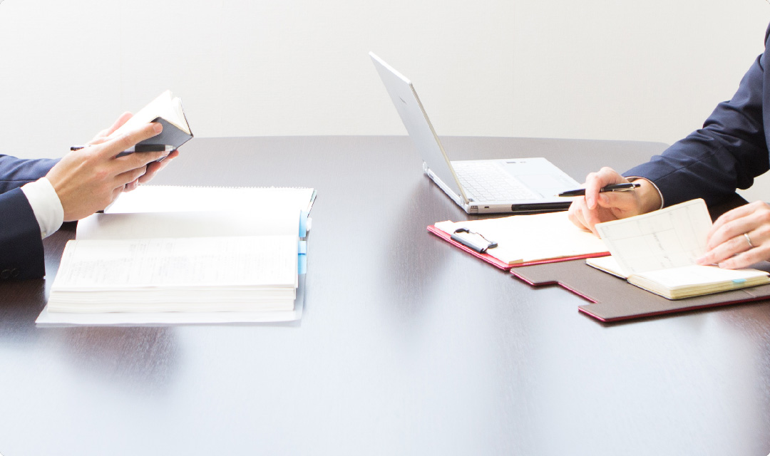 写真:打ち合わせをしている手元の様子